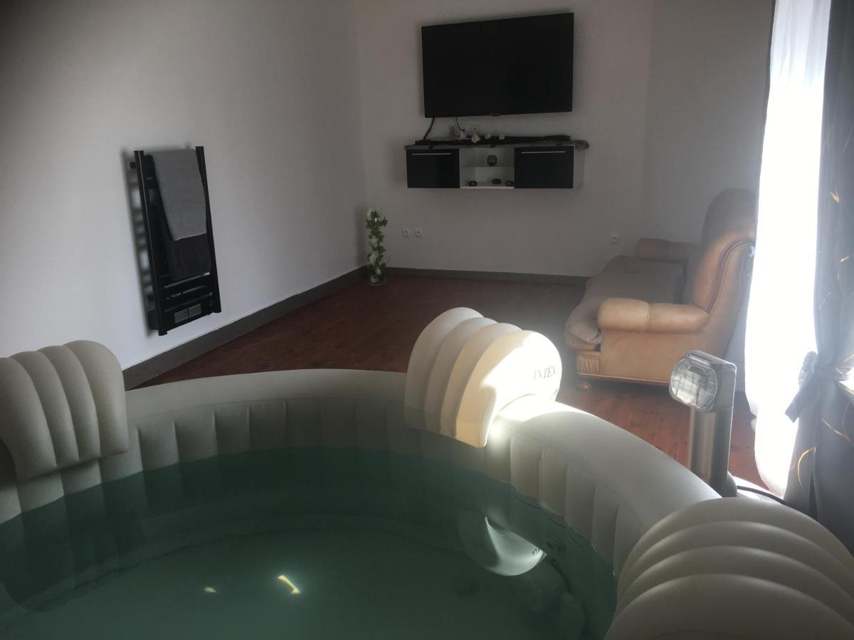 Logement Detente Avec Jacuzzi Et Billard Americain Villa Fournols Luaran gambar
